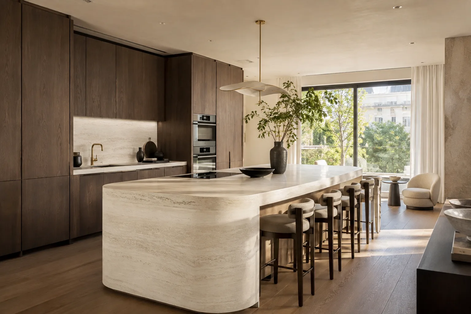 Cucina su misura in noce e travertino illuminata dalla luce naturale